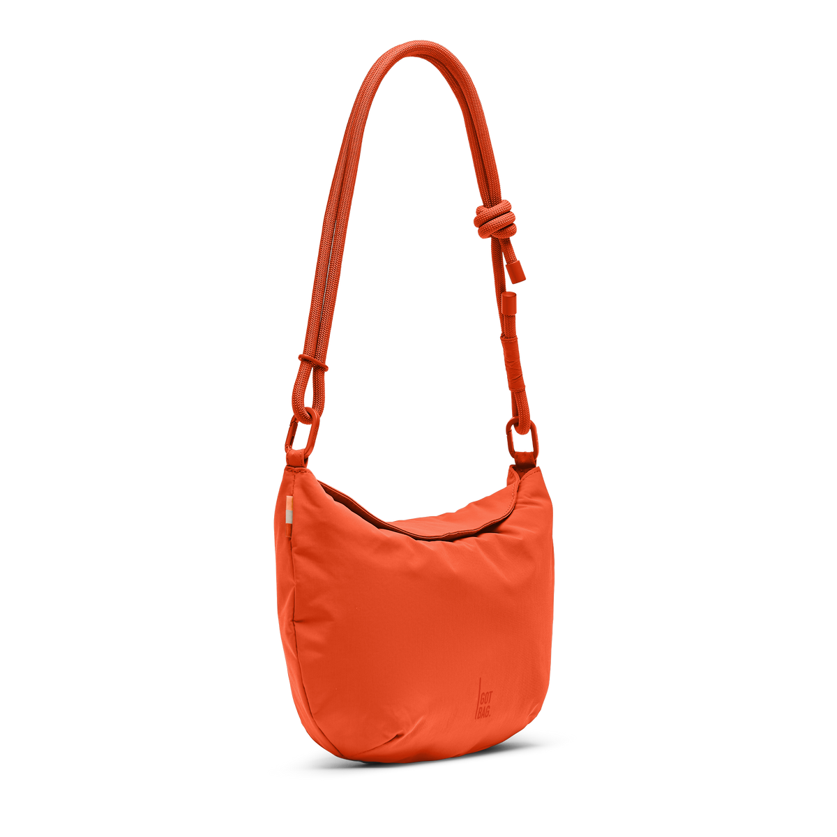 CLAM BAG Tasche in hot coral (knalliges Orange) als Studioaufnahme in diagonaler Ansicht.