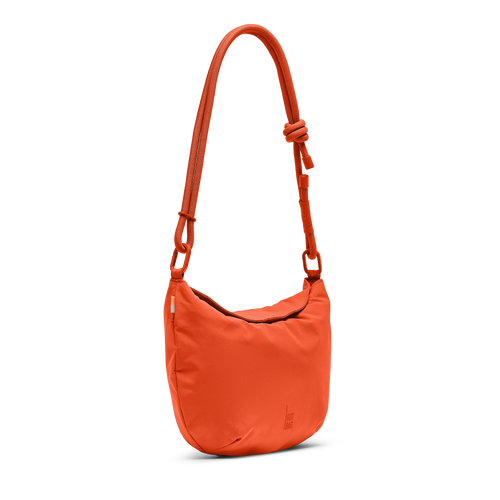 CLAM BAG Tasche in hot coral (knalliges Orange) als Studioaufnahme in diagonaler Ansicht.