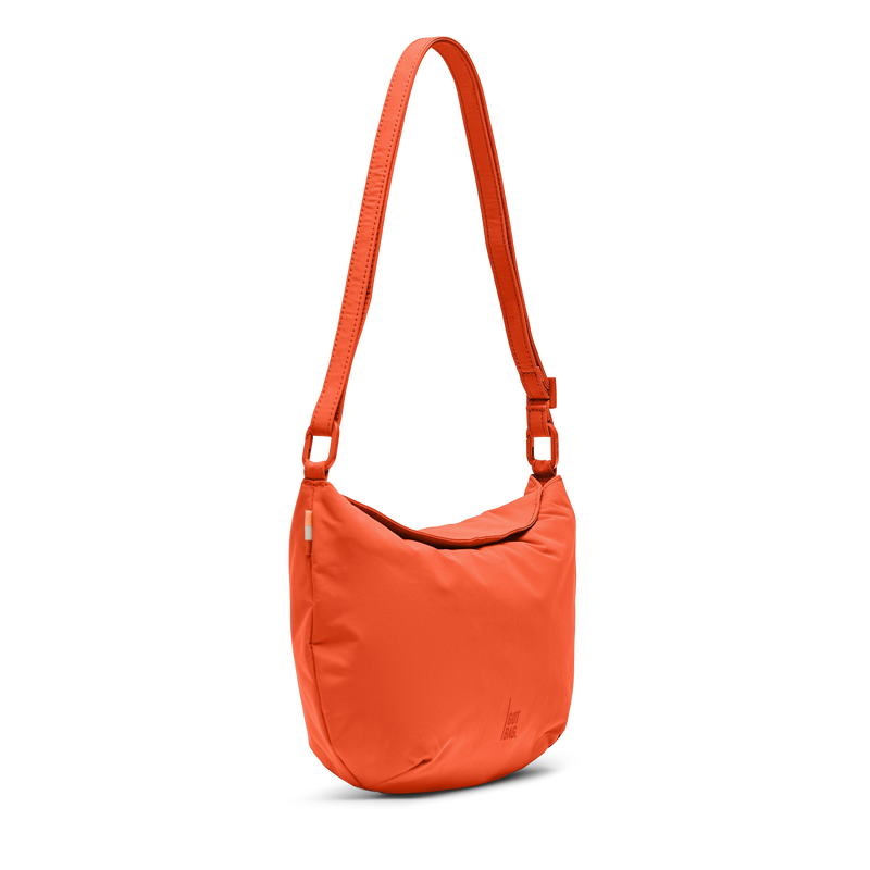 CLAM BAG Tasche in hot coral (knalliges Orange) hängend dargestellt.
