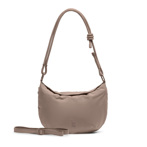 CLAM BAG Tasche in oyster (klassisches Taupe-Braun) als Studioaufnahme in Frontansicht.