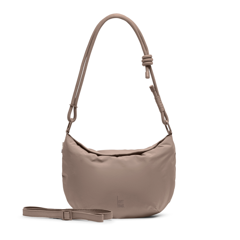 CLAM BAG Tasche in oyster (klassisches Taupe-Braun) als Studioaufnahme in Frontansicht.