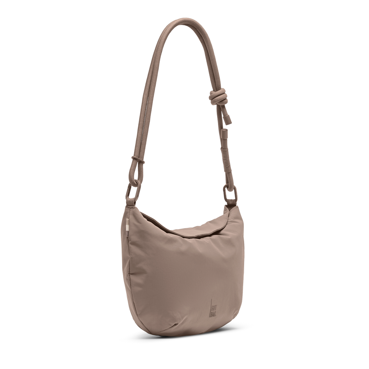CLAM BAG Tasche in oyster (klassisches Taupe-Braun) als Studioaufnahme in diagonaler Ansicht.