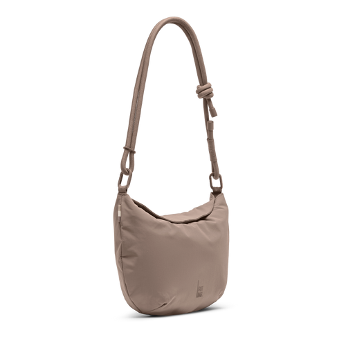 CLAM BAG Tasche in oyster (klassisches Taupe-Braun) als Studioaufnahme in diagonaler Ansicht.