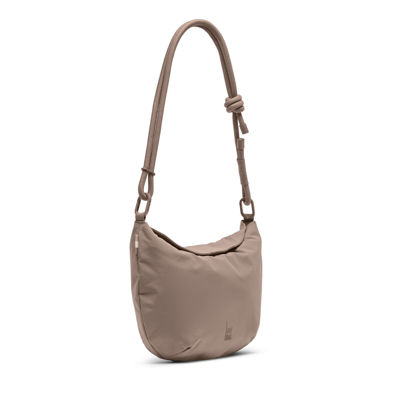 CLAM BAG Tasche in oyster (klassisches Taupe-Braun) als Studioaufnahme in diagonaler Ansicht.