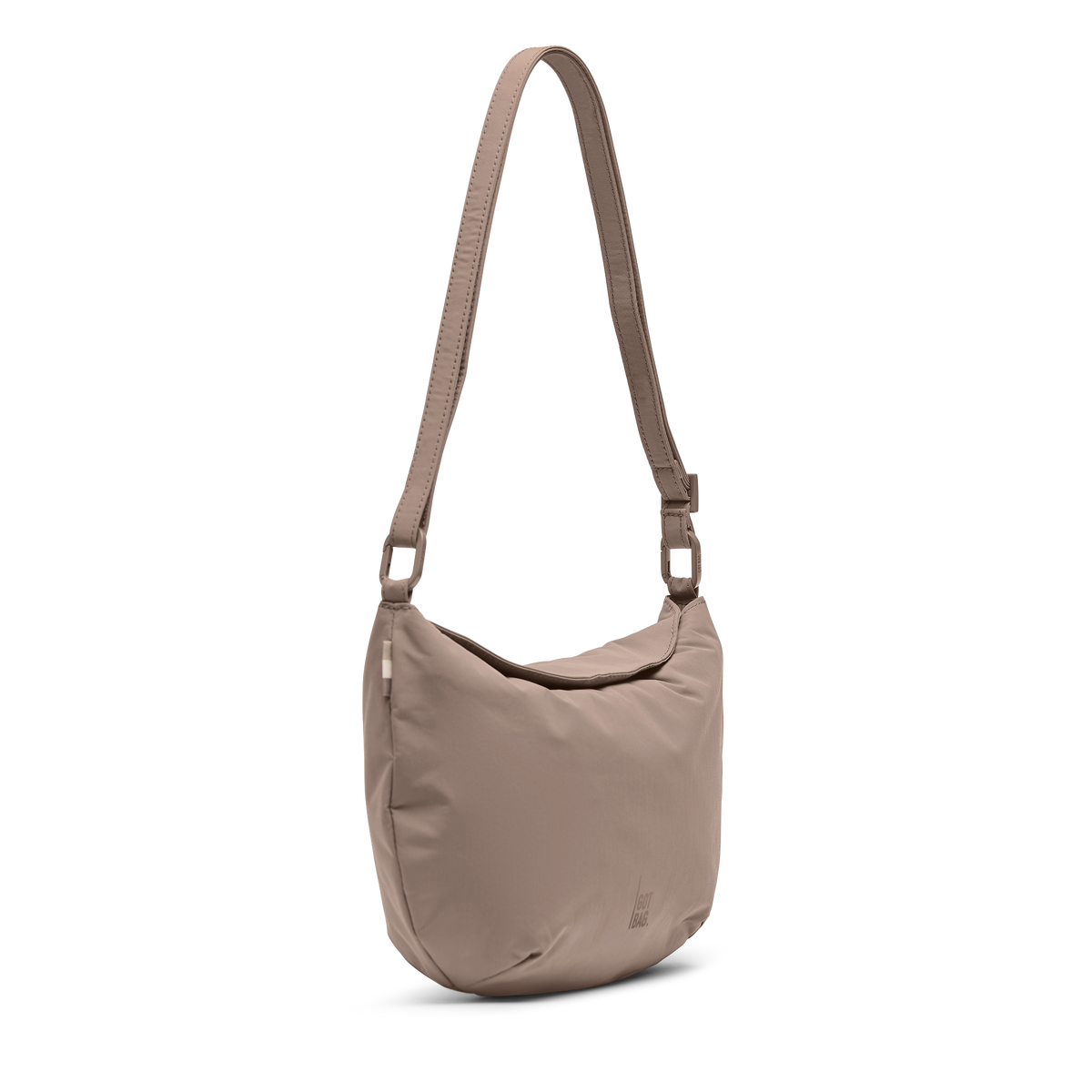 CLAM BAG Tasche in oyster (klassisches Taupe-Braun) in schräger Ansicht, hängend.