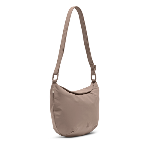 CLAM BAG Tasche in oyster (klassisches Taupe-Braun) in schräger Ansicht, hängend.