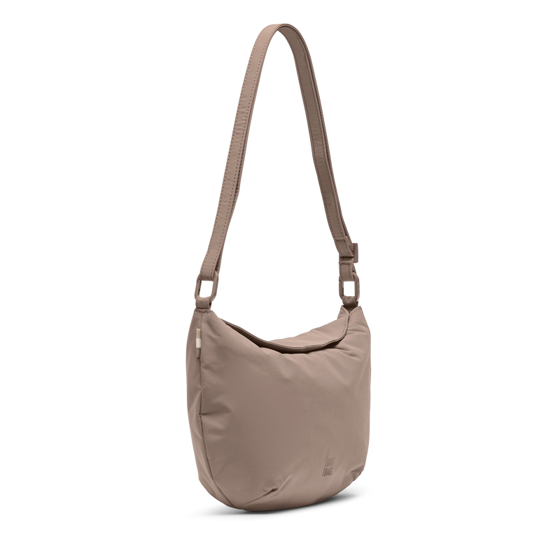 CLAM BAG Tasche in oyster (klassisches Taupe-Braun) in schräger Ansicht, hängend.