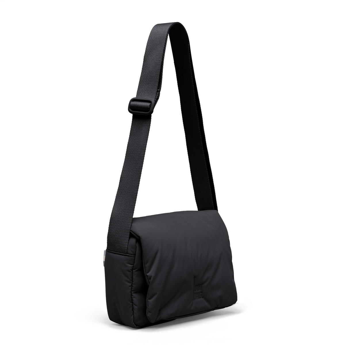 CLOUD CROSSBODY BAG Tasche in black (Schwarz) als Studioaufnahme in diagonaler Ansicht.