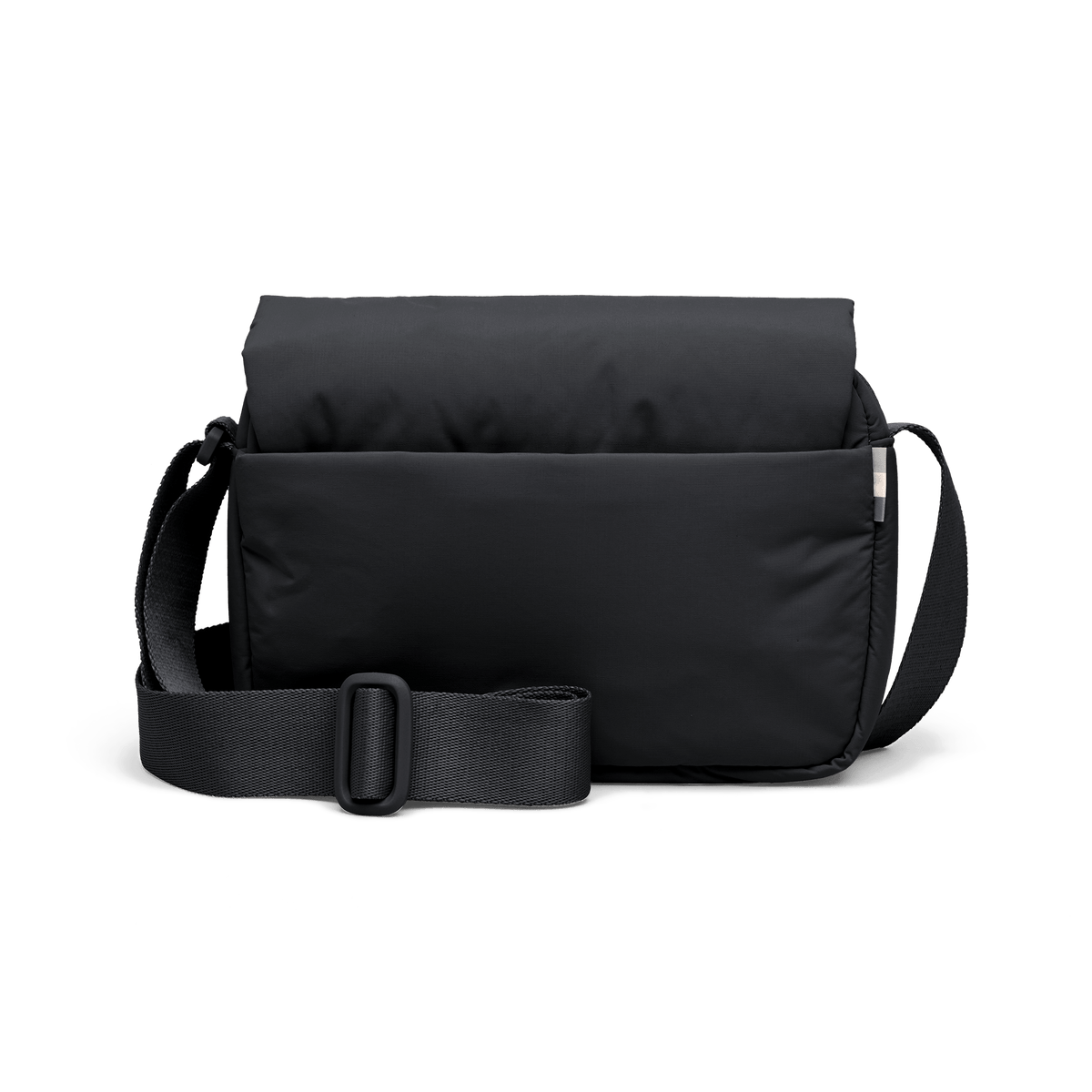 CLOUD CROSSBODY BAG Tasche in black (Schwarz) als Studioaufnahme in Rückansicht.