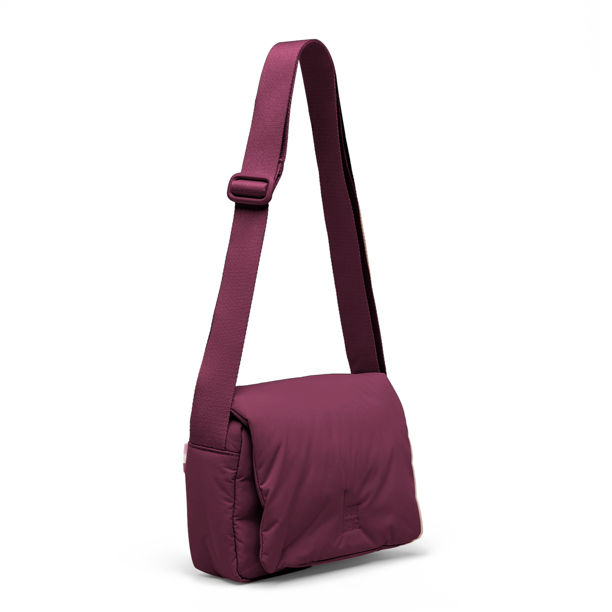 CLOUD CROSSBODY BAG Tasche in kraken (Weinrot) als Studioaufnahme in Diagonale Ansicht.