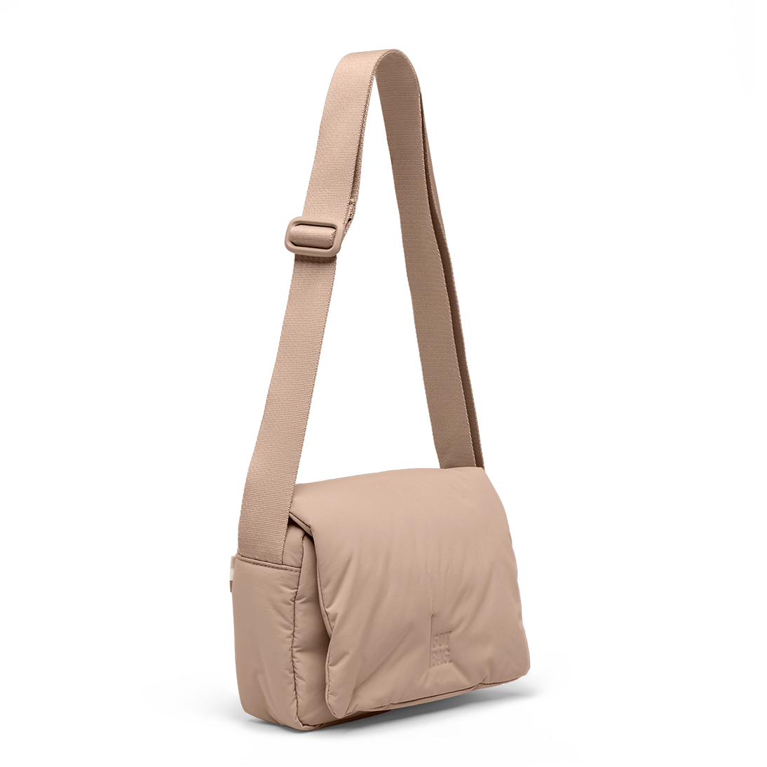 CLOUD CROSSBODY BAG Tasche in sandbar (warmes Beige mit rötlichem Unterton) in diagonaler Ansicht.