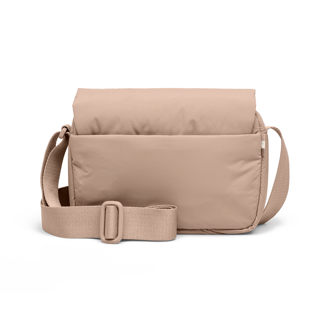 CLOUD CROSSBODY BAG Tasche in sandbar (warmes Beige mit rötlichem Unterton) als Studioaufnahme in Rückansicht.