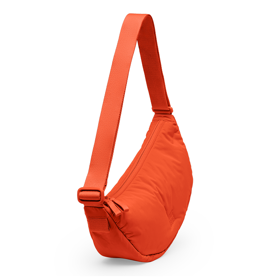 CLOUD MOON BAG SMALL Tasche in hot coral (knalliges Orange) als Studioaufnahme in diagonaler Ansicht.