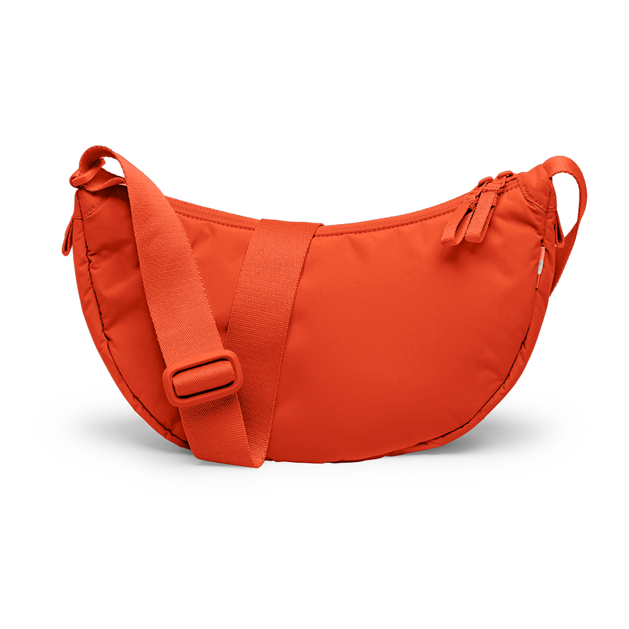 CLOUD MOON BAG SMALL Tasche in hot coral (knalliges Orange) als Studioaufnahme in Rückenansicht.