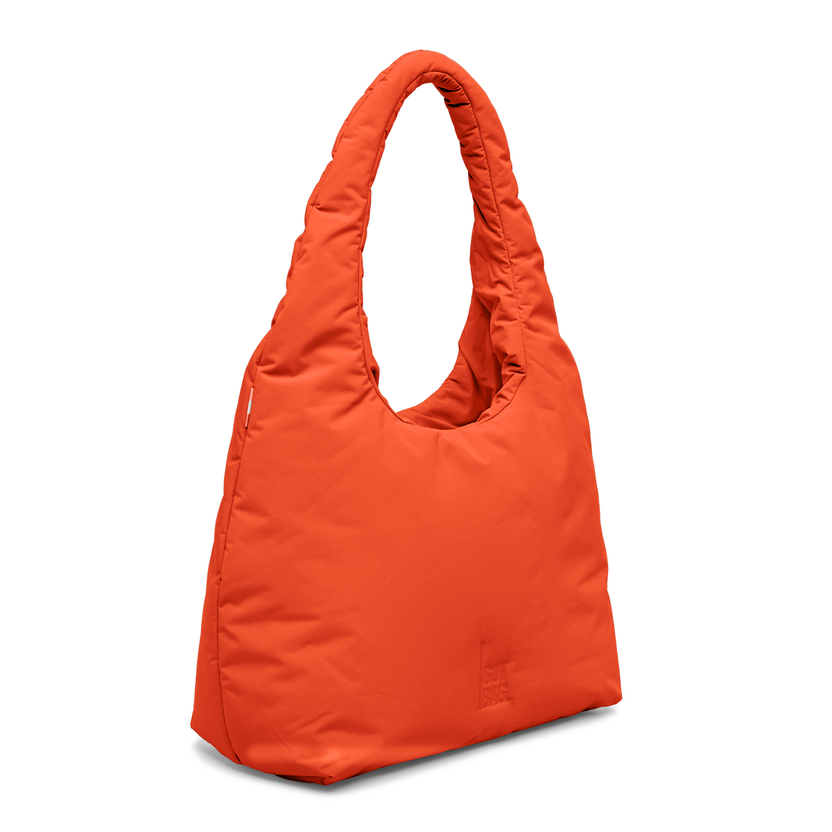 CLOUD SHOULDER BAG Tasche in hot coral (knalliges Orange) in diagonaler Ansicht.