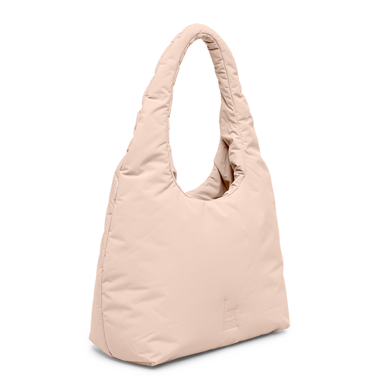 CLOUD SHOULDER BAG Tasche in pearl (helles Puder-Rosa) in diagonaler Ansicht.