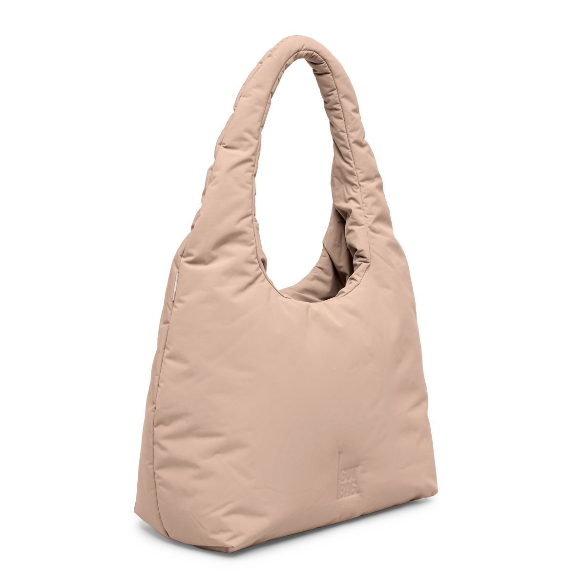 CLOUD SHOULDER BAG Tasche in sandbar (warmes Beige mit rötlichem Unterton) als Studioaufnahme in Schrägansicht.