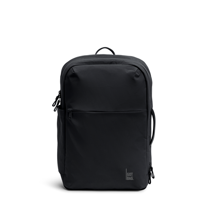 COMMUTER PACK Rucksack in black (Schwarz) als Studioaufnahme in Frontansicht.