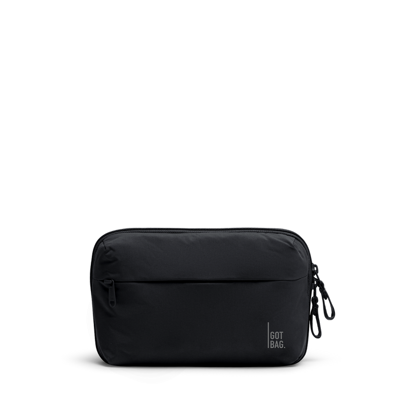 COMMUTER TECH POUCH Accessoire in black (Schwarz) als Studioaufnahme in Frontansicht.
