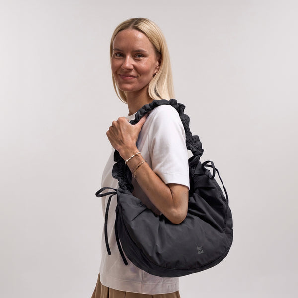 CP BUBBLE MB BOW Tasche von einer Frau über der Schulter getragen.