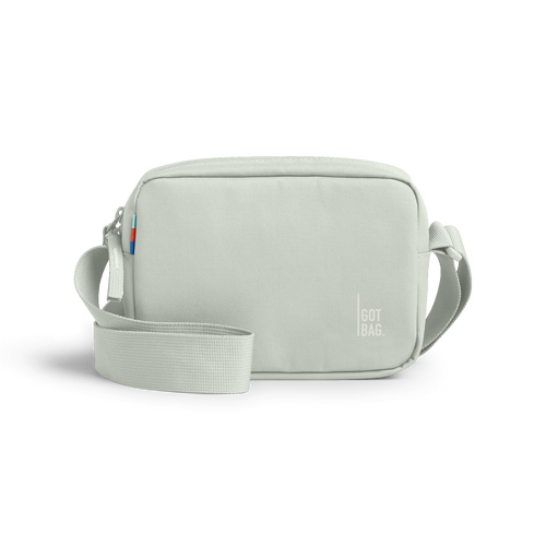 CROSSBODY BAG taška v eel (velmi světle zelená/mátová) jako studiová fotografie v čelním pohledu.