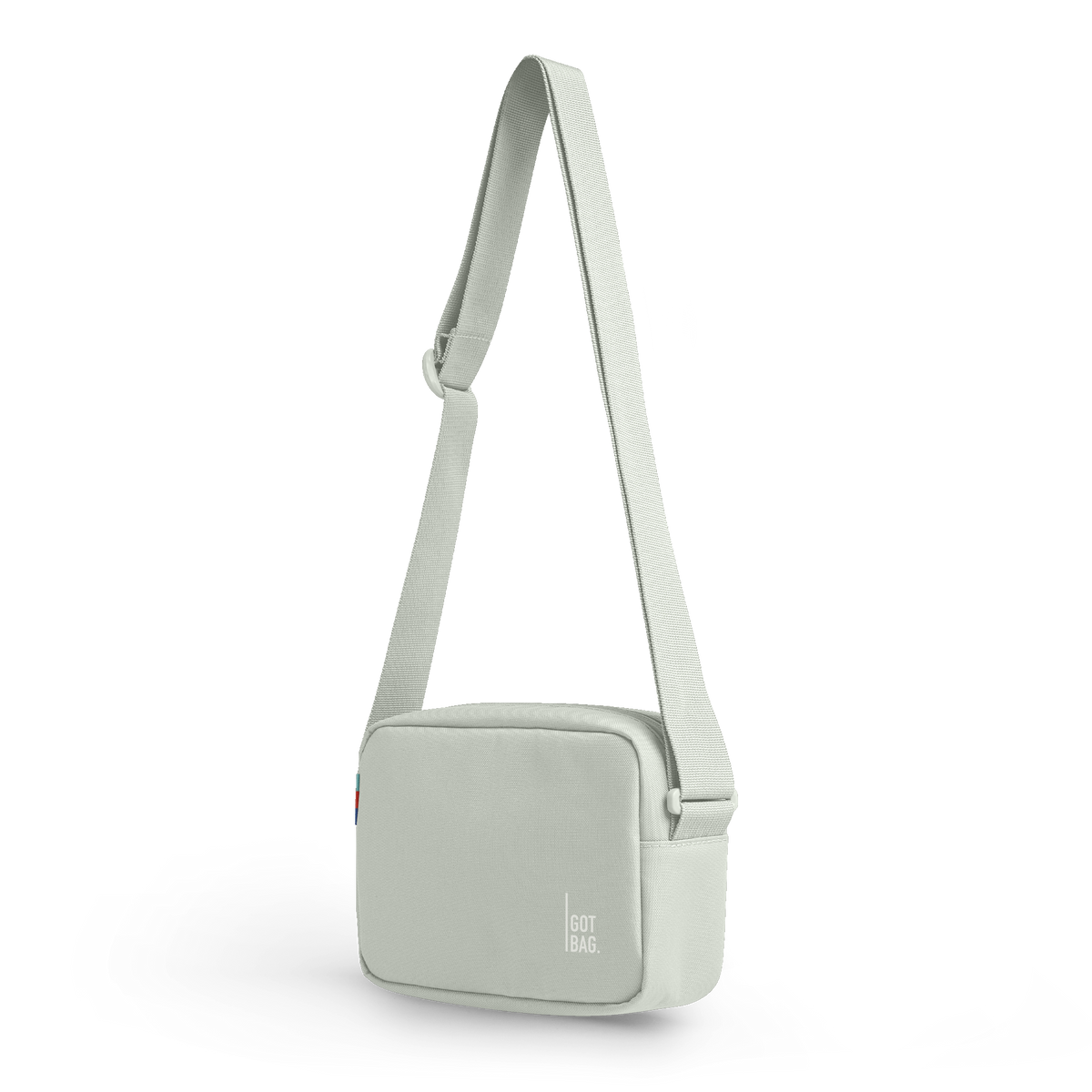 CROSSBODY BAG Tasche in eel (sehr helles Grün/Mint) als Studioaufnahme in diagonaler Ansicht.