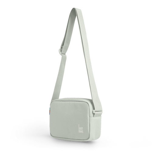 CROSSBODY BAG Tasche in eel (sehr helles Grün/Mint) als Studioaufnahme in diagonaler Ansicht.