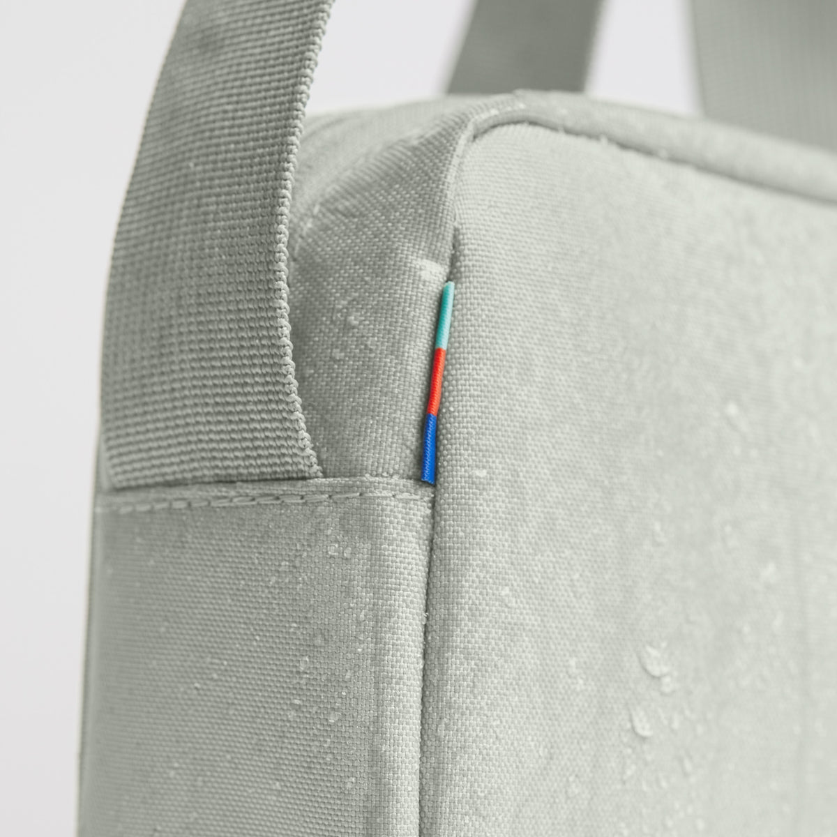 CROSSBODY BAG Tasche in eel (sehr helles Grün/Mint) als Detailaufnahme.