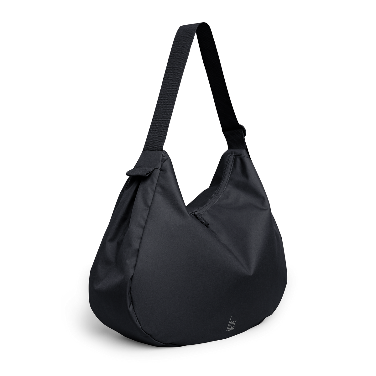 CURVED BAG Tasche in black (Schwarz) als Studioaufnahme in schräger Ansicht.