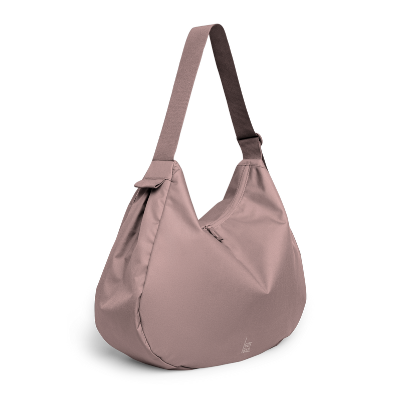 CURVED BAG Monochrome Edition Tasche in blobfish (dunkles Altrosa) als Schrägansicht.