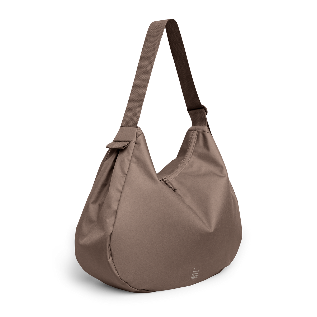 CURVED BAG MONOCHROME EDITION Tasche in oyster (klassisches Taupe-Braun) als Studioaufnahme in diagonaler Ansicht.