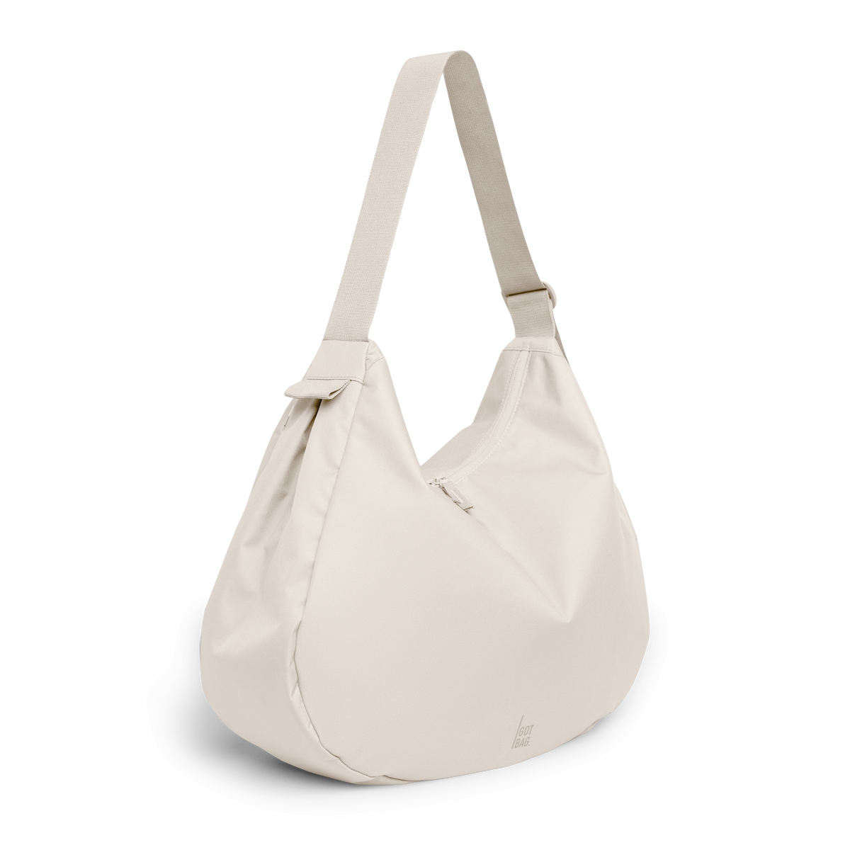 CURVED BAG Tasche in soft shell (warmes Cremeweiß) als Studioaufnahme in diagonaler Ansicht.