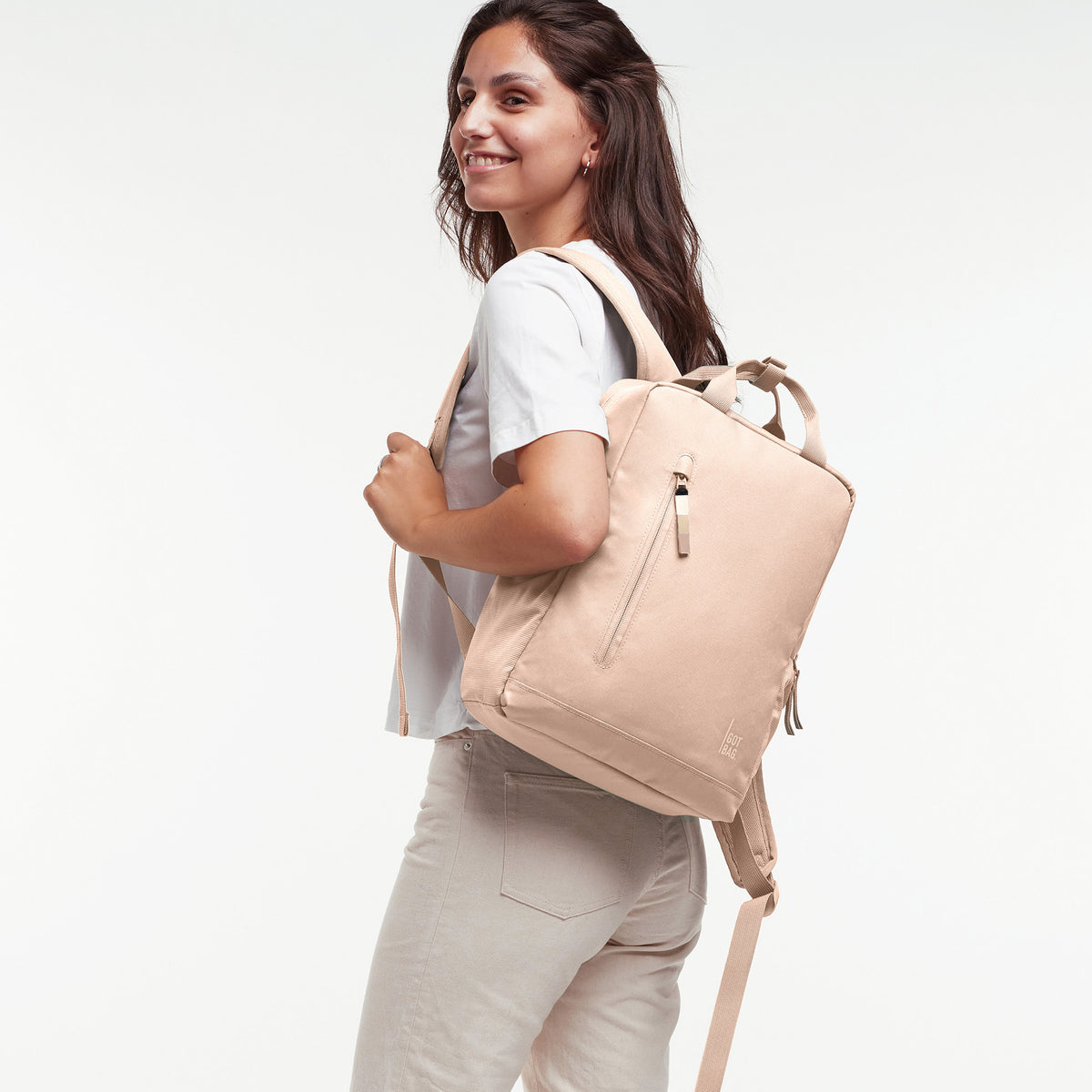 DAYPACK 2.0 Rucksack in pearl (helles Puder-Rosa) von einer Frau auf dem Rücken getragen.