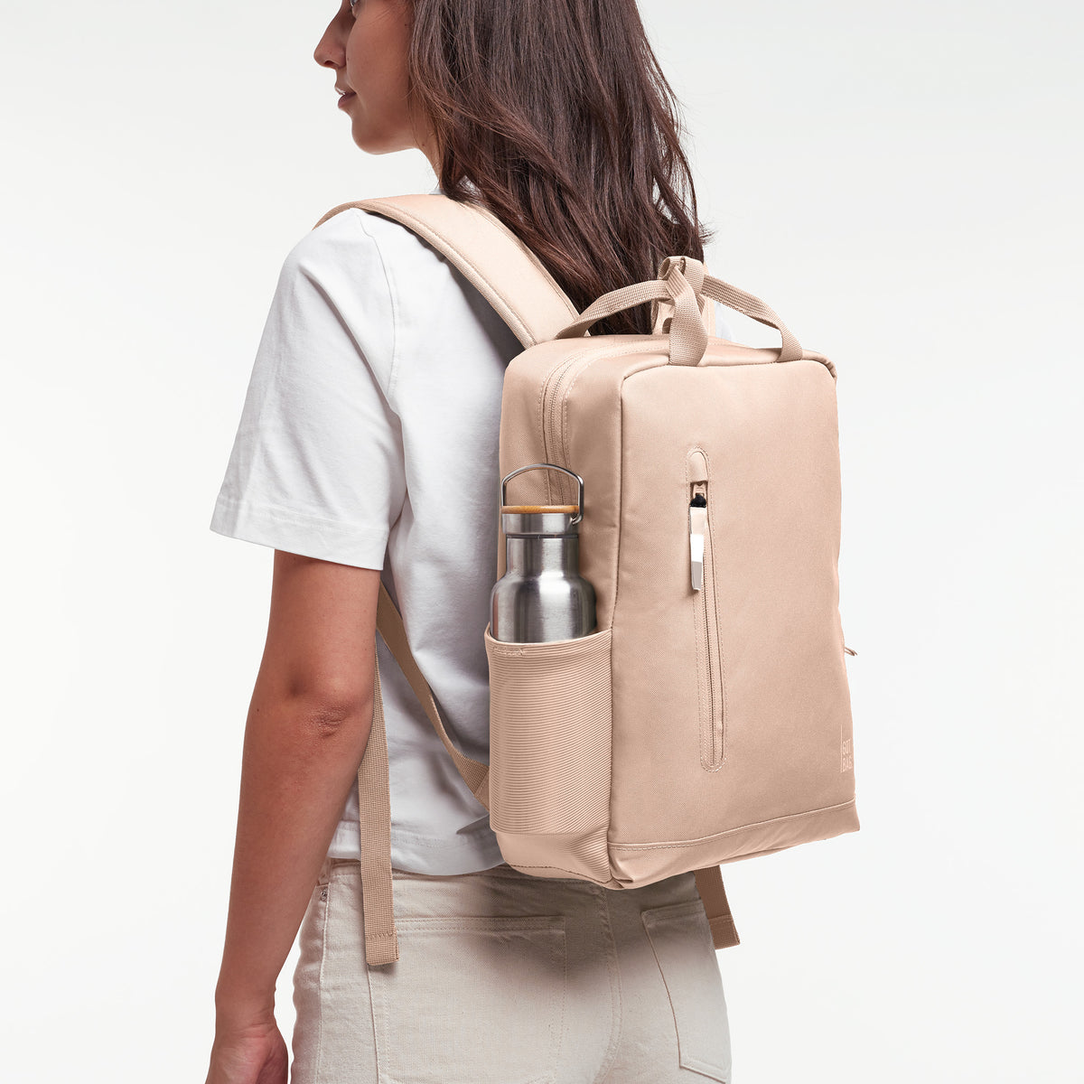 DAYPACK Rucksack in pearl (helles Puder-Rosa) von einer Frau als Rucksack auf dem Rücken getragen.