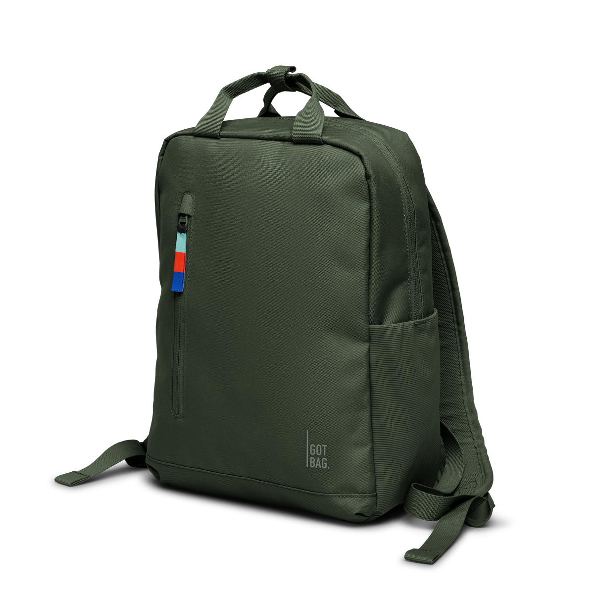 DAYPACK 2.0 Rucksack in algae (Dunkelgrün mit Graustich) in diagonaler Ansicht mit Schatten.