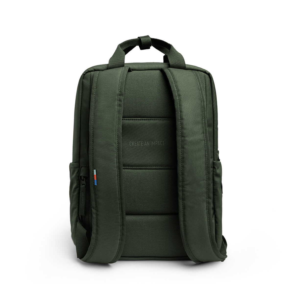 DAYPACK Rucksack in algae (Dunkelgrün mit Graustich) als Rückansicht mit geprägtem Text CREATE AN IMPACT.