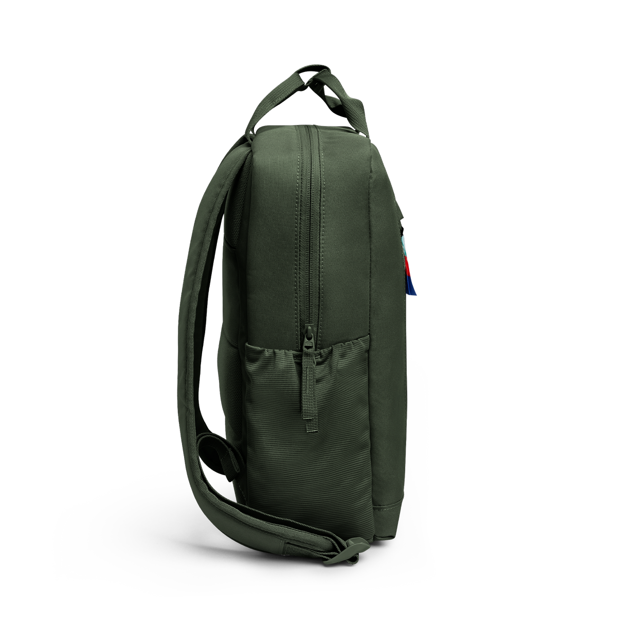 DAYPACK Rucksack in algae (Dunkelgrün mit Graustich) in Seitenansicht.