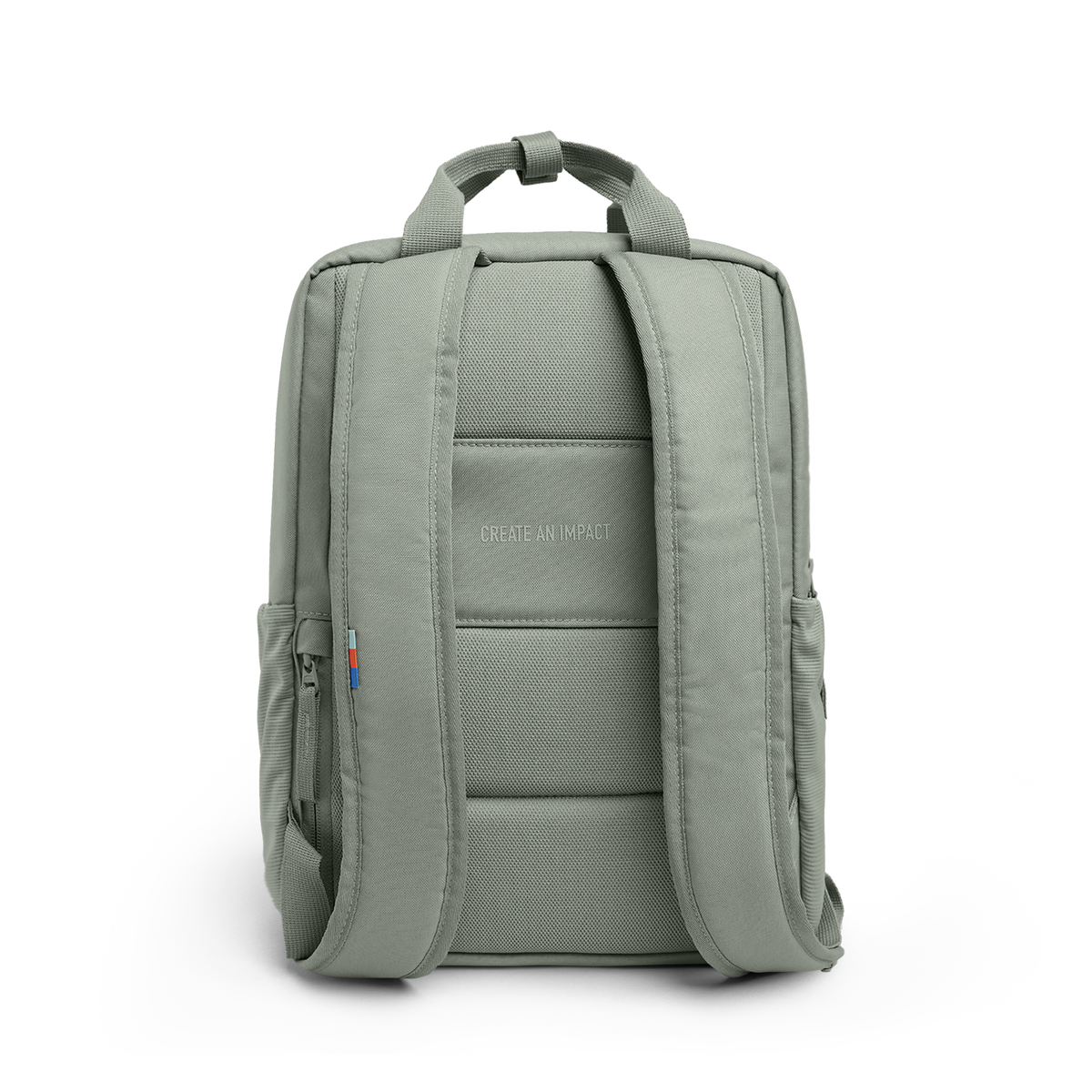 DAYPACK Rucksack in bass (Salbeigrün) in Rückansicht mit dem Schriftzug CREATE AN IMPACT.