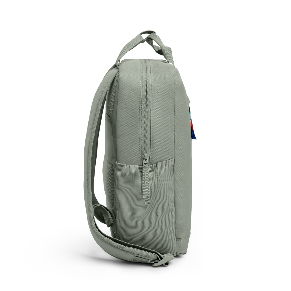 DAYPACK 2.0 Rucksack in bass (Salbeigrün) als Seitenansicht.