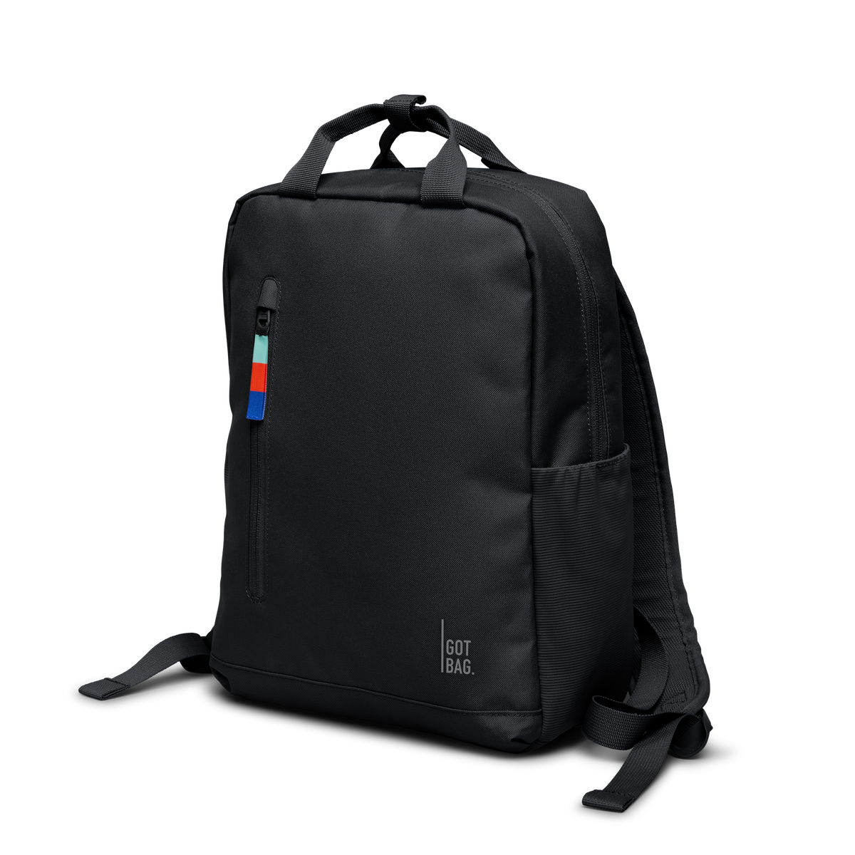 DAYPACK 2.0 Rucksack in black (Schwarz) in diagonaler Ansicht.