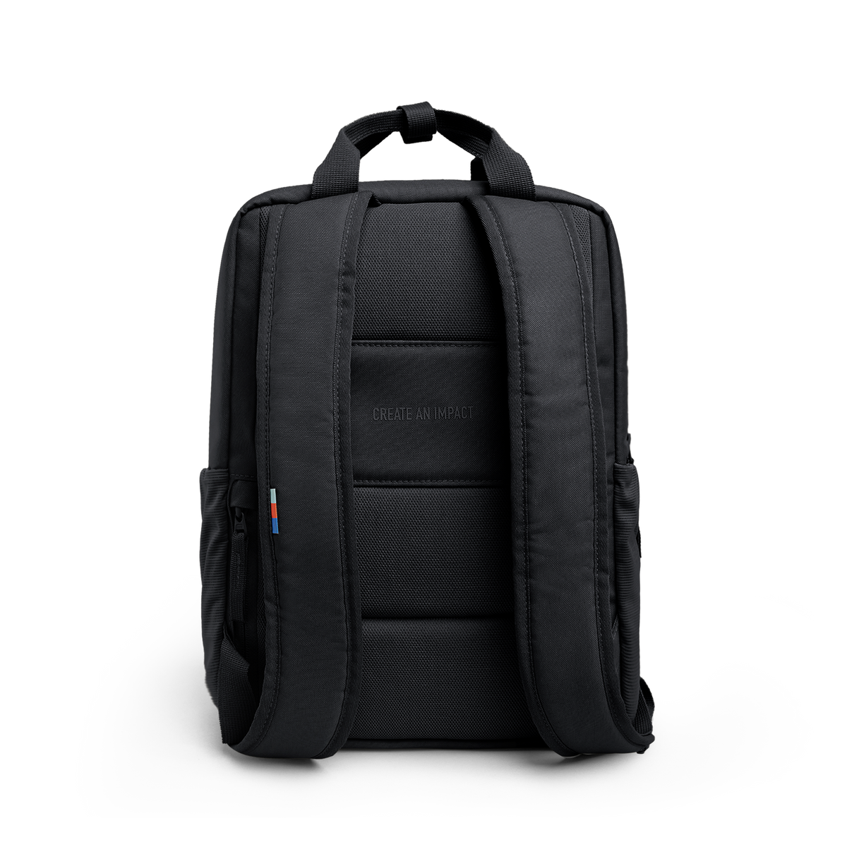 DAYPACK Rucksack in black (Schwarz) mit gepolsterten Schultergurten und Rückenpolsterung, als Studioaufnahme in Rückansicht.