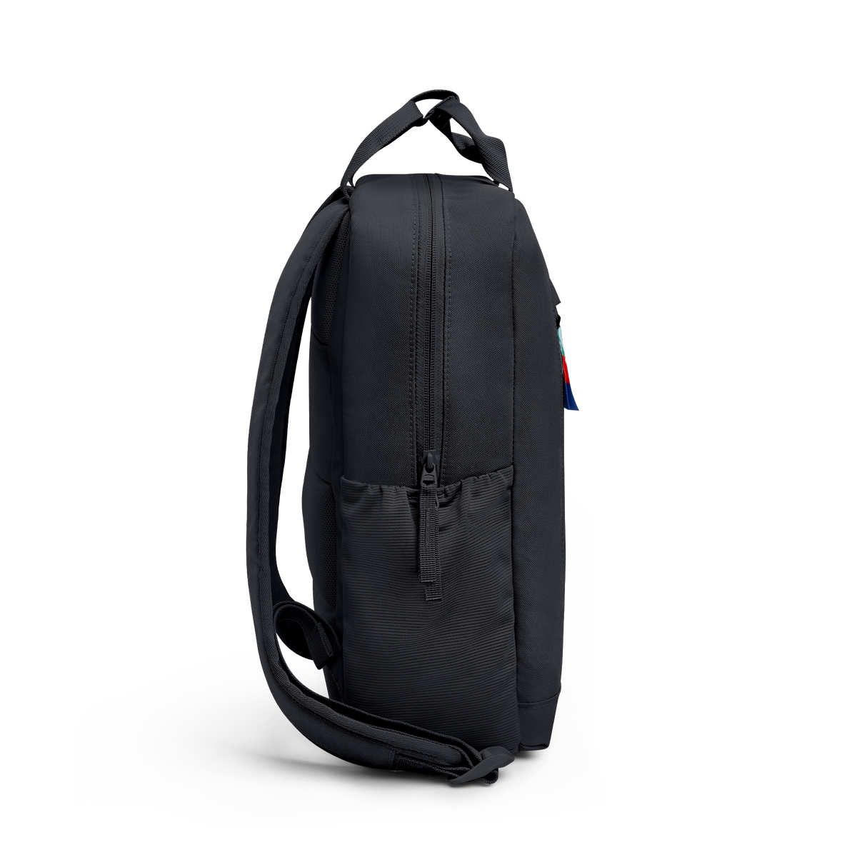 DAYPACK Rucksack in black (Schwarz) in Seitenansicht.