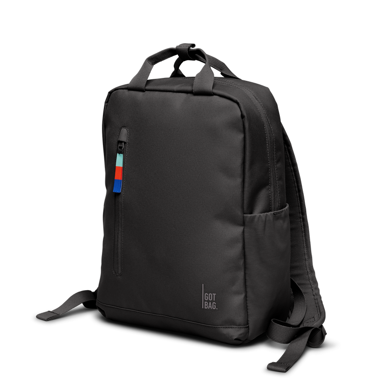DAYPACK Rucksack in mussel (dunkles Braun-Grau) in diagonaler Ansicht.