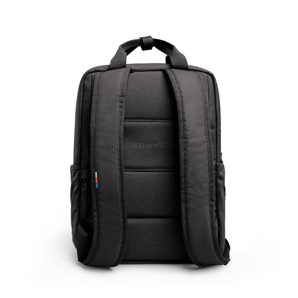 DAYPACK Rucksack in mussel (dunkles Braun-Grau) in Rückansicht, mit Schriftzug CREATE AN IMPACT.