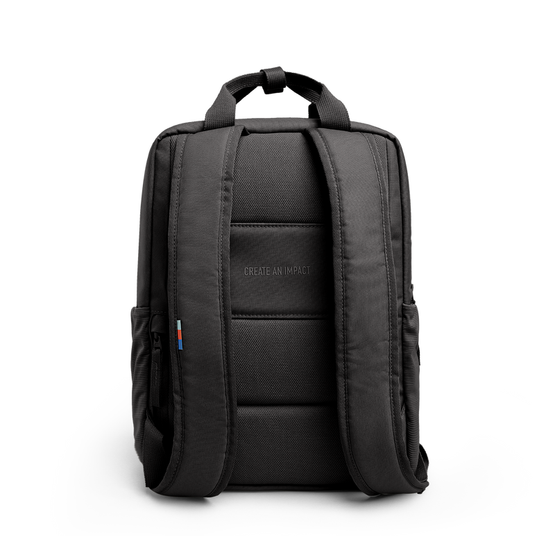 DAYPACK Rucksack in mussel (dunkles Braun-Grau) in Rückansicht, mit Schriftzug CREATE AN IMPACT.