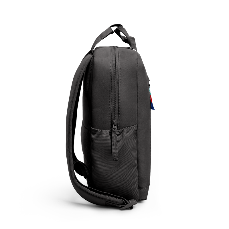 DAYPACK Rucksack in mussel (dunkles Braun-Grau) in Seitenansicht.