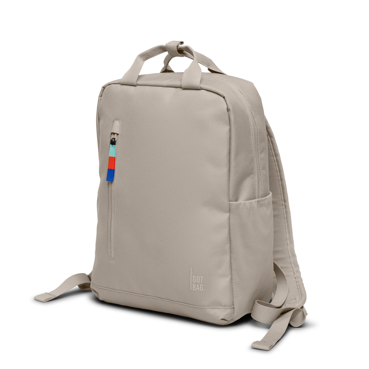 DAYPACK 2.0 Rucksack in scallop (helles Beige) als Studioaufnahme in diagonaler Ansicht.