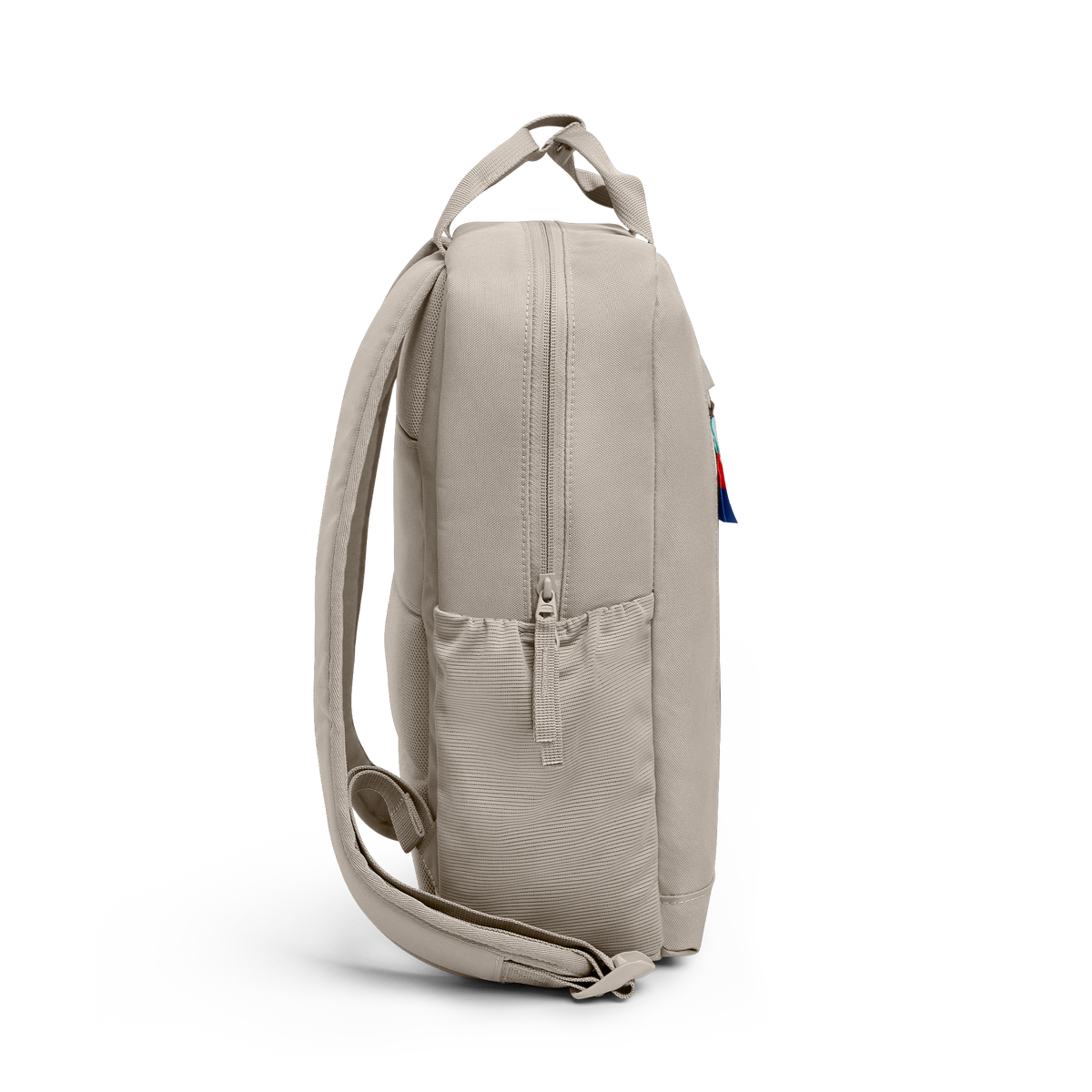 DAYPACK Rucksack in scallop (helles Beige) als Studioaufnahme in Seitenansicht.