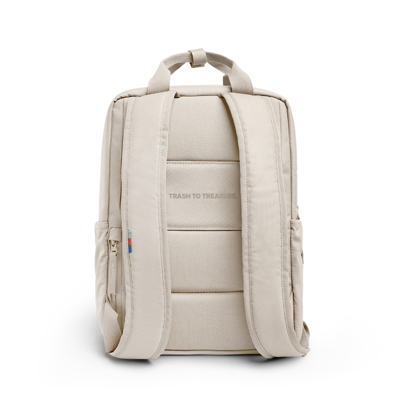 DAYPACK 2.0 Rucksack in soft shell (warmes Cremeweiß) in Rückenansicht mit dem Schriftzug TRASH TO TREASURE.