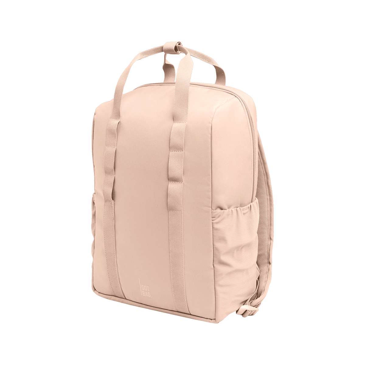 DAYPACK LOOP Monochrome Edition Rucksack in pearl (helles Puder-Rosa) als Studioaufnahme in diagonaler Ansicht.